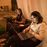 Zwei junge Frauen sitzen im Lerncafe des LUX vor ihren Laptops.