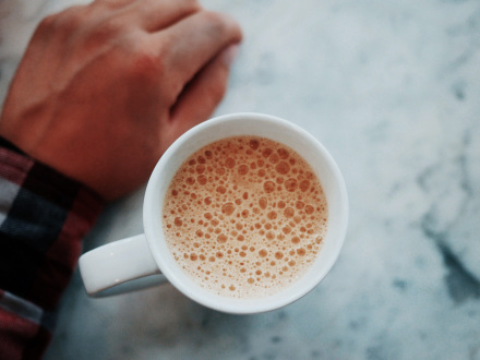 Foto von einem Mann mit einer Tasse Tee.