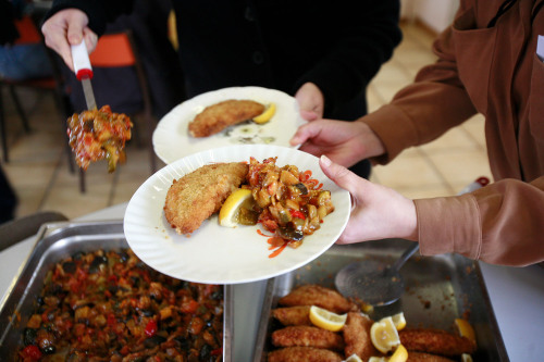 Essenausgabe in einer Suppenküche.