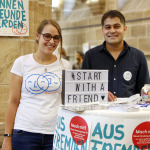 Ehrenamtliche an einem Stand auf der Freiwilligenmesse.
