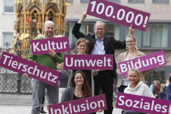Foto vom Team von: Nürnberg engagiert. Die 6 Personen halten 7 Schilder in die Höhe. Auf den Schildern steht zum Beispiel: Tier·schutz oder Umwelt.