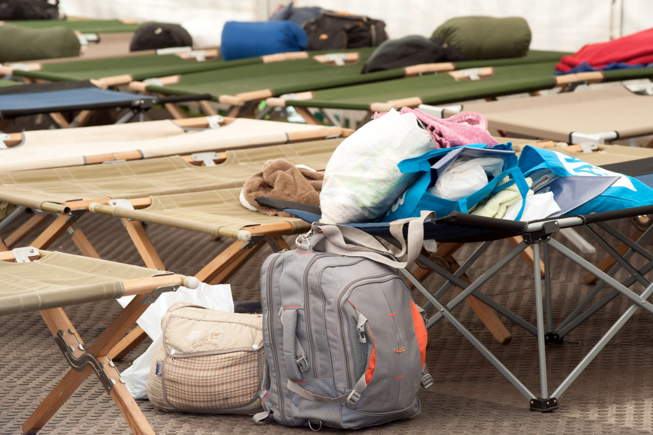 Rucksack und Taschen auf Feldbetten, Bild © Christine Dierenbach / Stadt Nürnberg