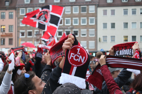 "Die Legende lebt" und alle Fahnen und Schals sind oben.