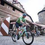 Radfahrer vor der Kulisse der Stadt Nuernberg.