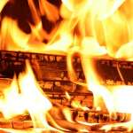 (Bild: Stones / pixabay.com) Brennende Holzscheite