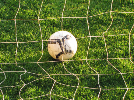 Bild © Rainer Sturm / pixelio.de Foto: Ein Fuß·ball liegt vor dem Netz von einem Tor., Bild © Rainer Sturm / pixelio.de
