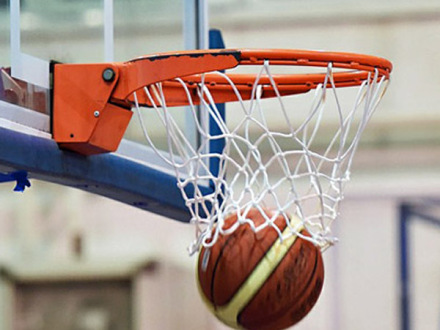 Bild © DarkoStojanovic / pixabay.com Foto: Ein Basket·ball fliegt durch den Korb., Bild © DarkoStojanovic / pixabay.com