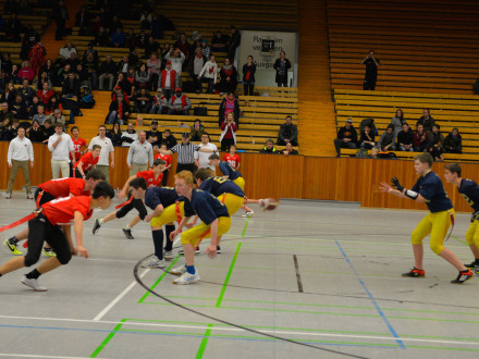 Bild © Rams Nürnberg Foto: Eine Mannschaft bei einem Flag-Football-Spiel in einer Halle., Bild © Rams Nürnberg