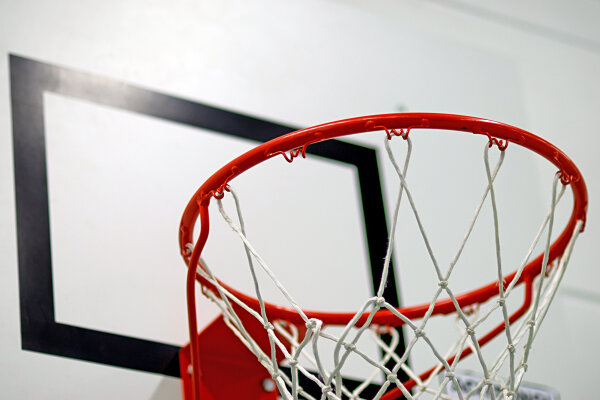 Basketballkorb in einer Halle