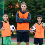 Junger Trainer einer Jugend-Fußball-Mannschaft.