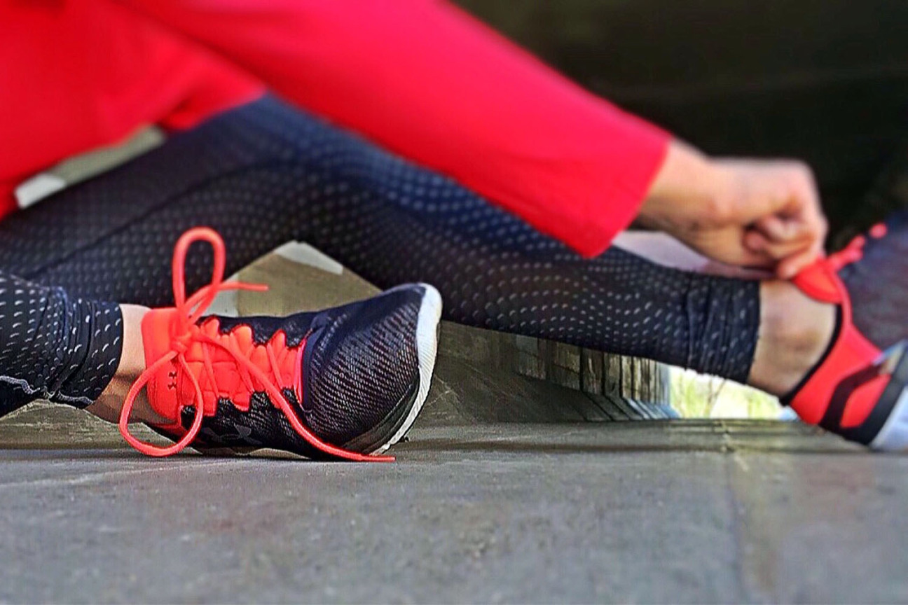 Eine Frau bindet ihre Turnschuhe., Bild © pixabay