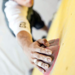 Boulderer in einer Boulderhalle.