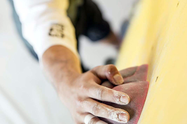 Boulderer in einer Boulderhalle.