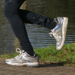 Füße beim Laufen im Park