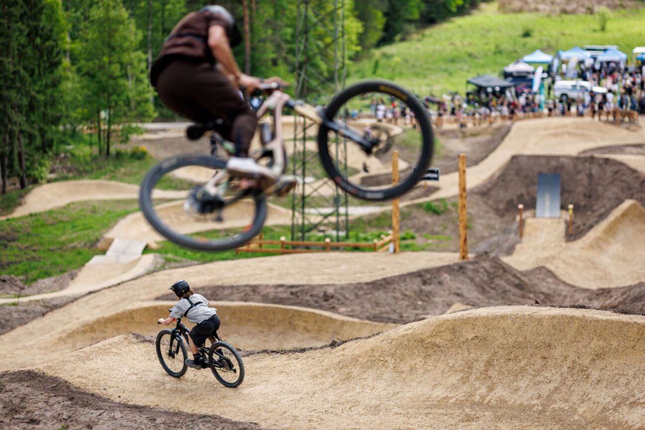Zwei Mountainbiker fahren den neuen Trail am Bikepark Schmausenbuck