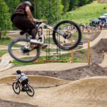 Zwei Mountainbiker fahren den neuen Trail am Bikepark Schmausenbuck