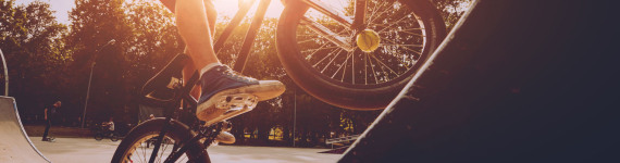 Junge fährt Bmx auf einer Rampe