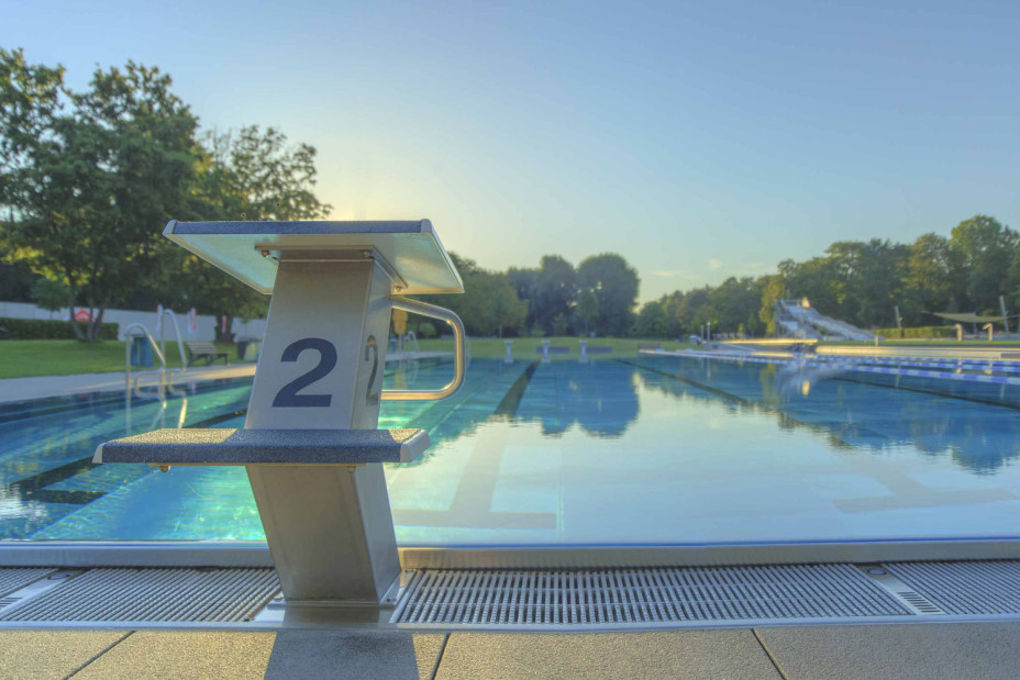Startblock im Freibad West mit Blick auf das leere Schwimmerbecken.
