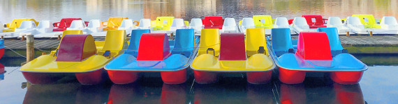 Bunte Tretboote, im Hintergrund die Kongresshalle