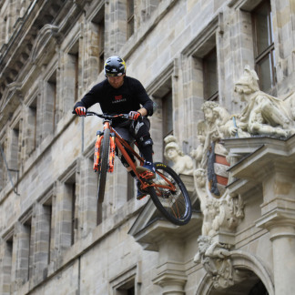 Fahrer beim Sprung vorm Rathaus