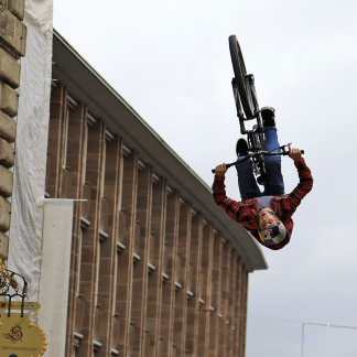 Fahrer hängt in der Luft.
