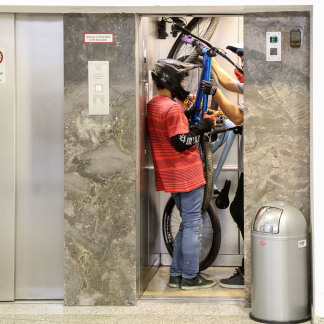 Im Rathaus am Hauptmarkt angekommen ging es dann mit dem Fahrrad im Aufzug in den vierten Stock...
