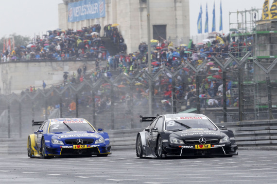 Zwei Rennfahrzeuge auf dem Norisring