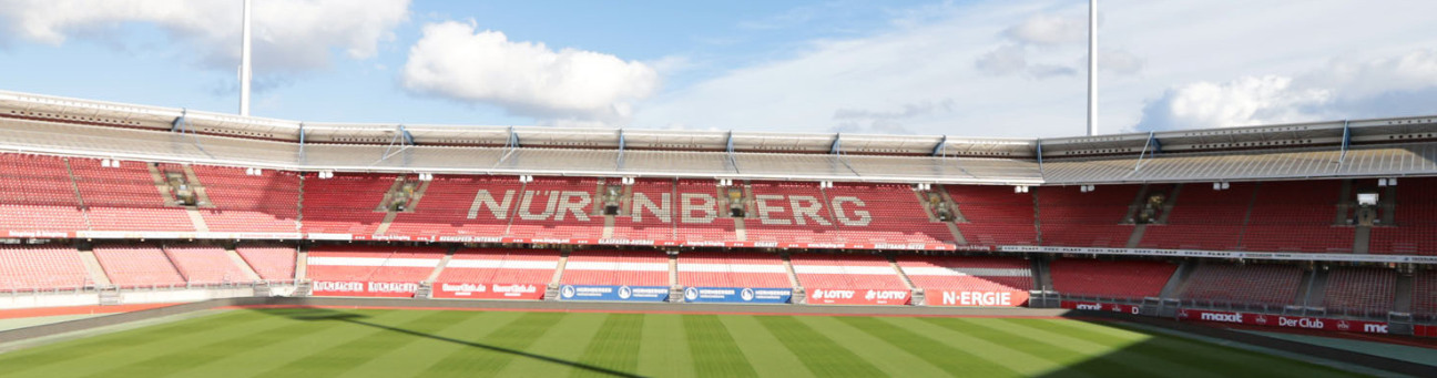 Laufbahn rund um das Fußballfeld im Max-Morlock-Stadion.