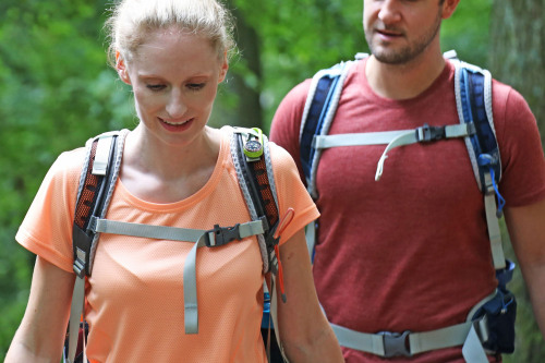 Junges Paar beim Wandern.