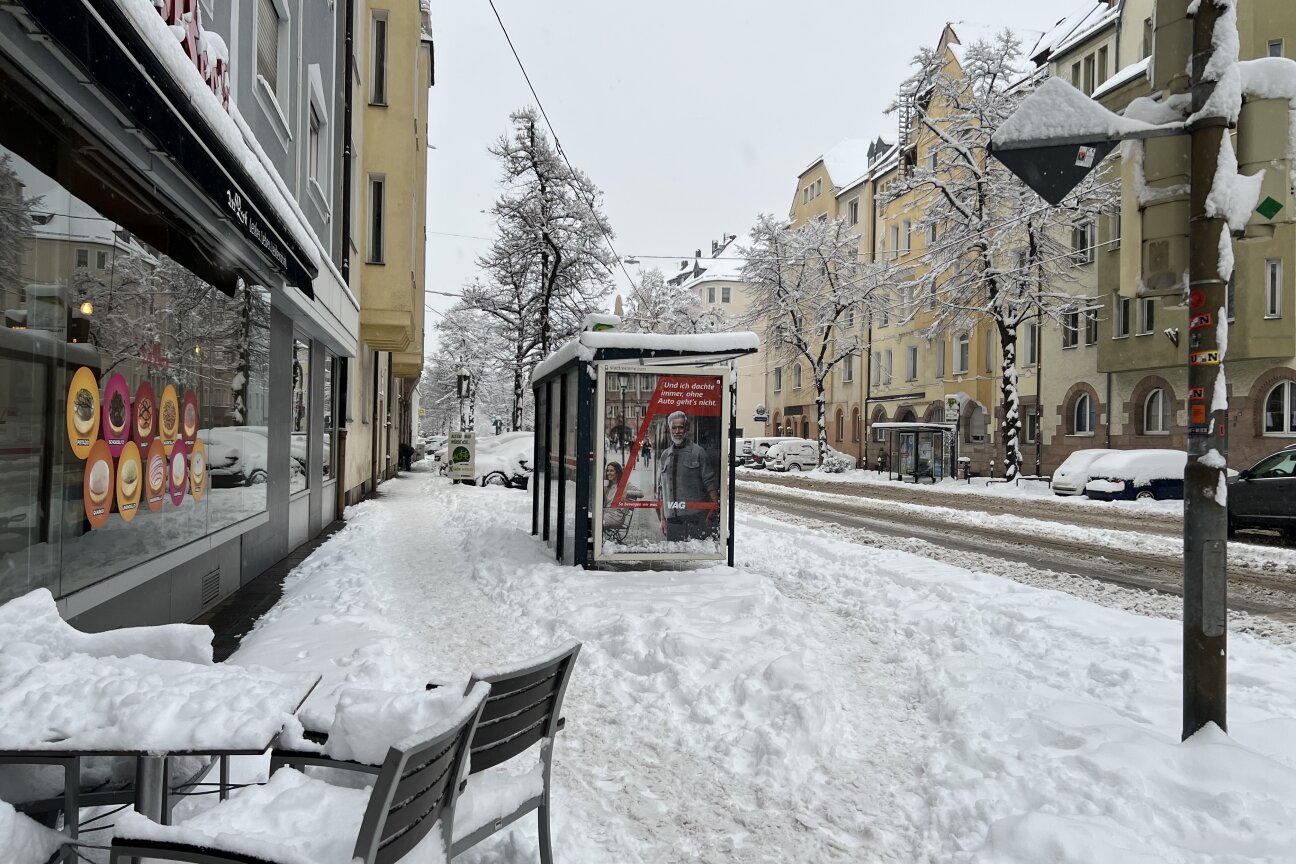 Haltestelle in Nürnberg bei Schnee