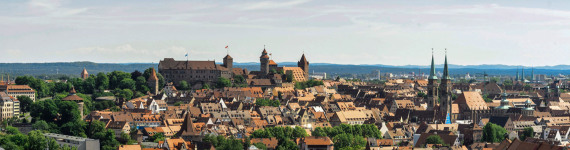 Blick über die Altstadt auf die Kaiserburg