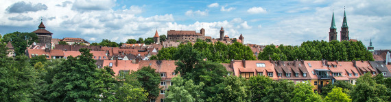 Stadtansicht mit Kaiserburg, Sebalduskirche und Laufer Turm