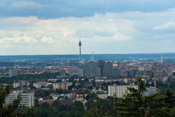 Stadtpanorama mit Fernmeldeturm und der Bundesagentur für Arbeit