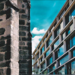 Titelbild des Kalenderprojekts Stadtentwicklung mit Fassade der Stadtbibliothek.