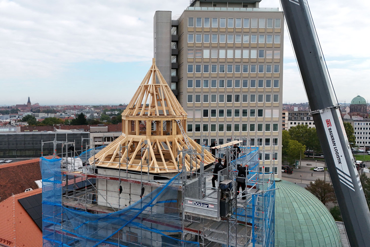 Der Volksbadturm bekommt seine Spitze mit Hilfe eines Krans aufgesetzt., Bild © Leopold Werner / Stadt Nürnberg Der Volksbadturm bekommt seine Spitze mit Hilfe eines Krans aufgesetzt., Bild © Leopold Werner / Stadt Nürnberg