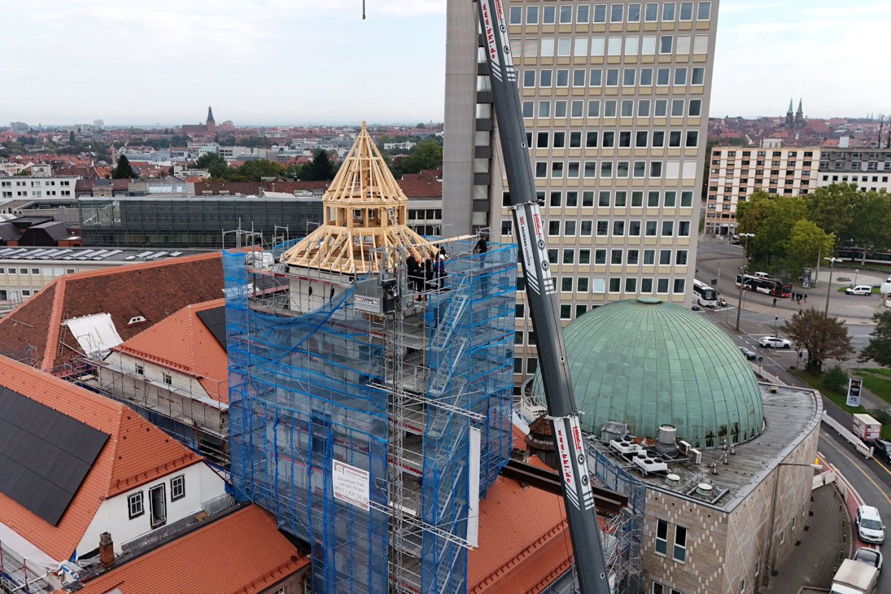 Der Volksbadturm bekommt seine Spitze mit Hilfe eines Krans aufgesetzt., Bild © Leopold Werrner / Stadt Nürnberg Der Volksbadturm bekommt seine Spitze mit Hilfe eines Krans aufgesetzt., Bild © Leopold Werrner / Stadt Nürnberg