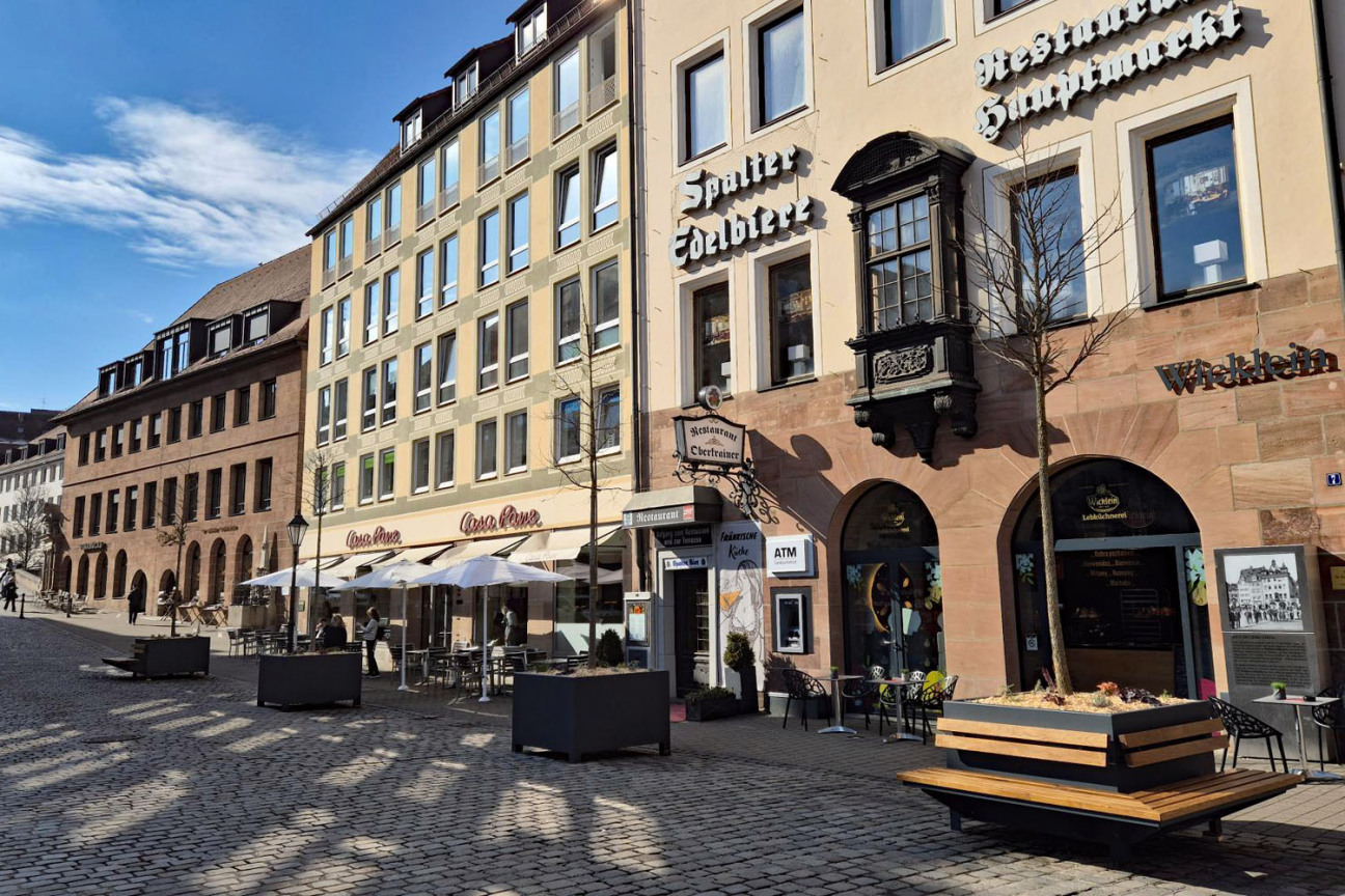 Mobile Bäume, zum Teil mit Bänken, stehen seit März 2026 an der Westseite des Hauptmarkts., Bild © Heike Bauer / Stadt Nürnberg