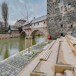 Etwas abseits der touristischen Ströme und doch mitten im Zentrum gelegen, sind die Sitzstufen an der Pegnitz das zentrale Element der neuen Uferpromenade.