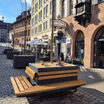 Einige der mobilen Bäume wurden mit Bänken versehen.