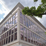 Blick auf die Außenfassade des ehemaligen Kaufhofgebäudes in der Nürnberger Innenstadt.