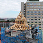 Der Volksbadturm bekommt seine Spitze mit Hilfe eines Krans aufgesetzt.