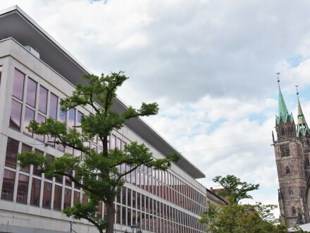 Bild © Henning Persian / Stadt Nürnberg Foto: Das alte Kaufhof-Gebäude in der Nürnberger Innen·stadt von außen., Bild © Henning Persian / Stadt Nürnberg