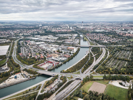 Bild © Christian Höhn Foto: Die Hafen·brücken über den Main-Donau-Kanal und die Süd·west·tangente., Bild © Christian Höhn
