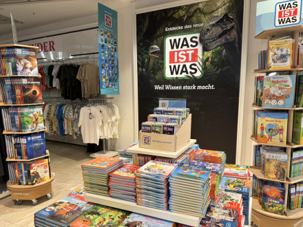 Bild © Tobias Klink / Stadt Nürnberg Foto: Regale und Tische it Büchern im Po-up-Store von Was ist was? im alten Kaufhof., Bild © Tobias Klink / Stadt Nürnberg