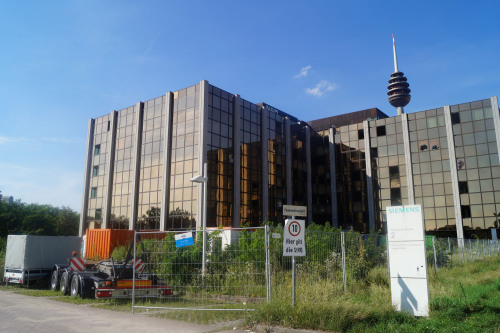 Blick auf das alte Siemens-Gebäude in der Colmberger Straße 2
