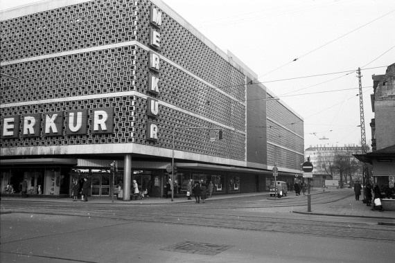 Kaufhaus Merkur am Aufseßplatz.