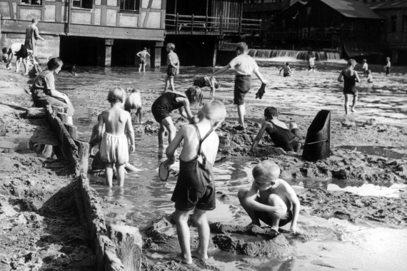 Spielende Kinder im Flachwasser der Pegnitz.
