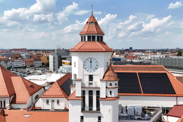Der Turm des Volksbads im Juli 2026.