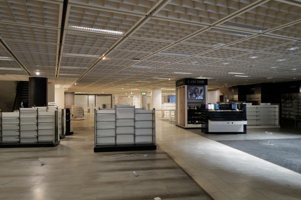 Blick in das leerstehende Kaufhof-Gebäude.