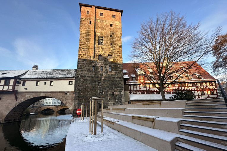 Der zweite Bauabschnitt am Nägeleinsplatz ist fertig: Neue Sitzstufen am Wasser laden mit Blick auf die Henkerbrücke und den historischen Wasserturm zum Verweilen ein.